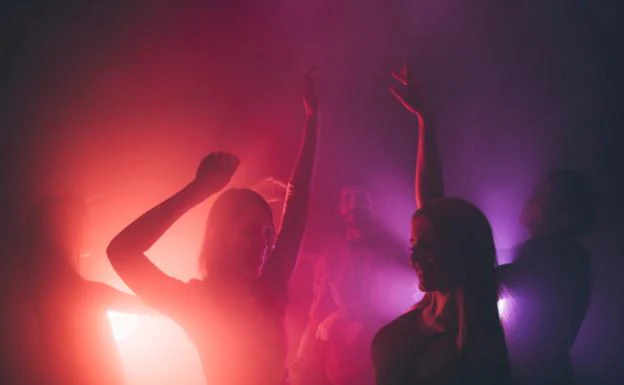 Chicas bailan en una discoteca. /freepik