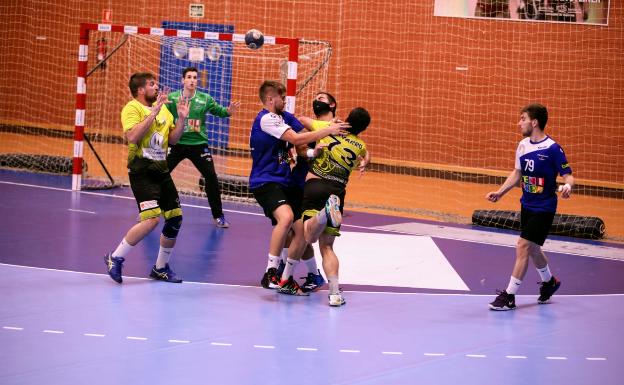 El Balonmano Algemesí logra la primera victoria de la temporada tras imponerse al Benidorm