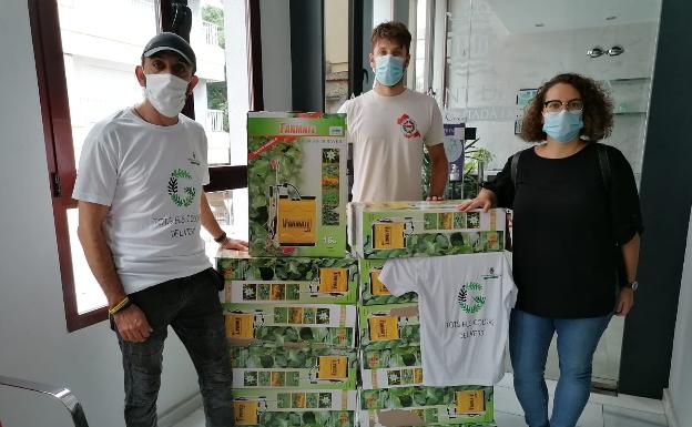 Gandia dona 12 mochilas para apagar fuegos al bombero que lucha contra los incendios en el Amazonas