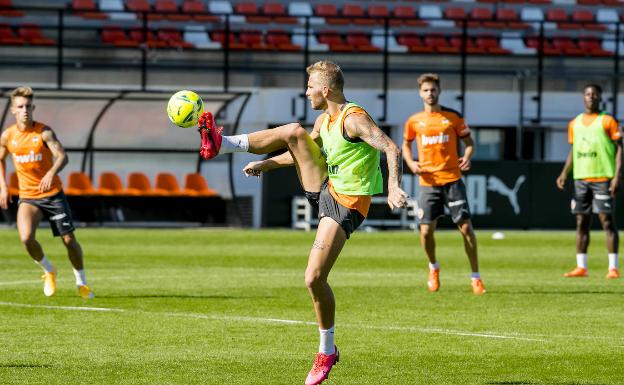 El Valencia prepara su partido ante el Villarreal en el Puchades a la espera de los internacionales
