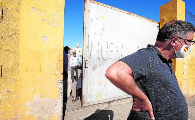 Los temporeros confinados en Sagunto se rebelan por dejarles sin PCR