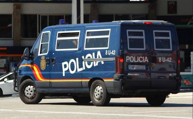 Trifulca con palos y botellas en un bar de Abastos a plena luz del día