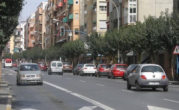 Atropellados dos ancianos por una moto y un autobús en la misma calle de Alicante