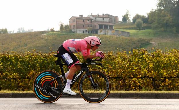 El corredor portugués Joao Almeida, durante la crono del Giro de Italia. /AFP