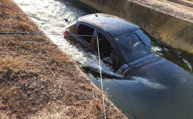 Rescatan a una mujer tras caer con su vehículo a una acequia en Alfara del Patriarca