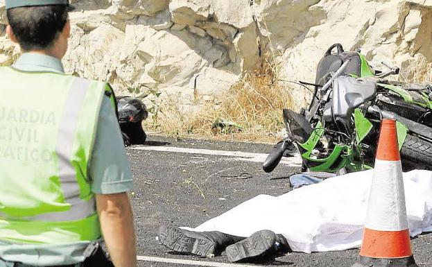 Un motorista herido al chocar con coche que iba en sentido contrario en la A-7