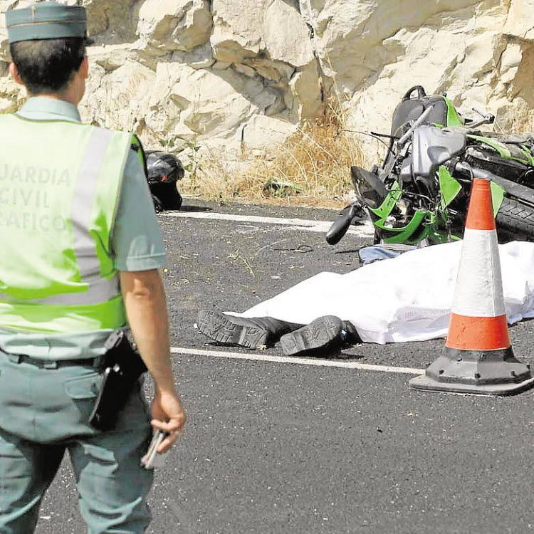 Un motorista herido al chocar con coche que iba en sentido contrario en la A-7