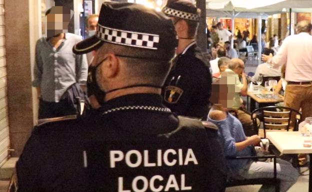 Seis botellones y setenta denuncias por desobediencia, balance de la última noche en Alicante