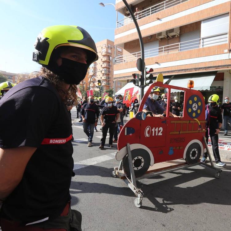 La escasez de bomberos impide a parques sofocar dos incendios de forma simultánea