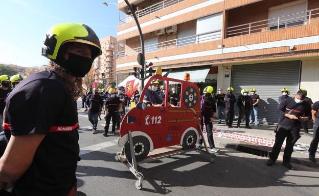 La escasez de bomberos impide a parques sofocar dos incendios de forma simultánea