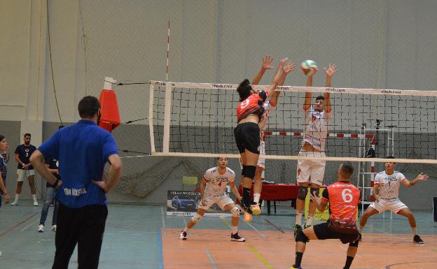 Los equipos del Voleibol Xàtiva comienza la superliga2 con derrota