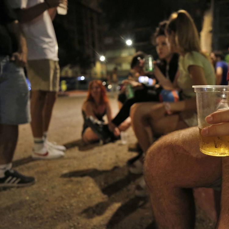 Los vecinos estallan y exigen más policías para frenar el botellón