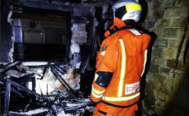 Una mujer y un menor, asistidos por inhalación de humo en el incendio de una vivienda en Alaquàs