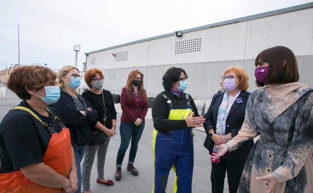 Calero califica a la Asociación Mujeres de Mar de Gandia como «valiente y decidida»