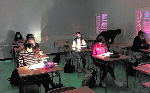 Barracones nuevos sin electricidad y clases con la luz del móvil