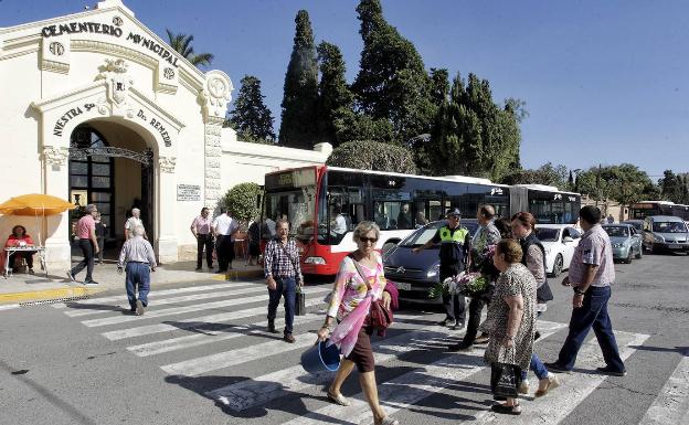 El Ayuntamiento pide a los alicantinos que adelanten las visitas al cementerio para evitar aglomeraciones