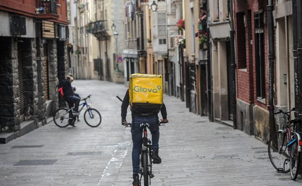 Trabajo regulariza a 11.000 repartidores y exige 16,2 millones a Glovo