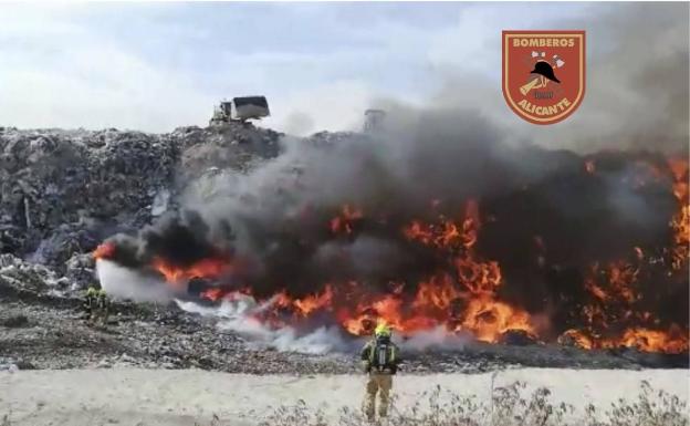 Extinguen un incendio en la planta de tratamientos de residuos de Fontcalent