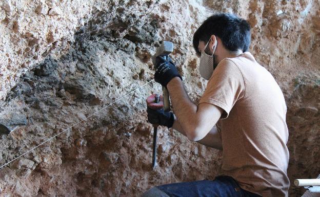 Doce investigadores buscan utensilios neandertales en una excavación en la Cova de Bolomor
