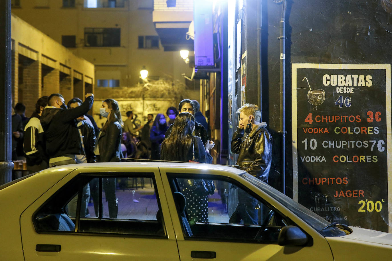 Botellones en Valencia días antes de decretarse el toque de queda