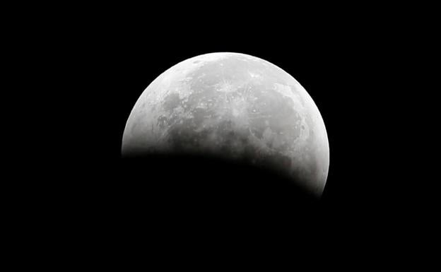 La «Luna azul» se podrá ver la noche de Halloween junto al «planeta rojo»