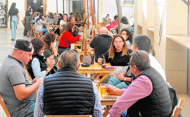 Llenazo en las terrazas, calles y mercadillos durante el día