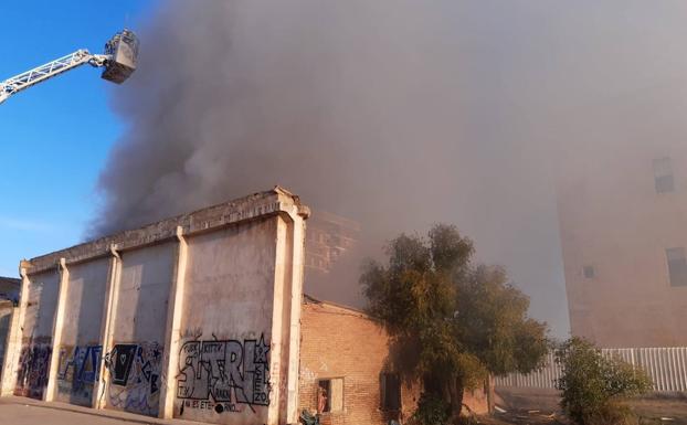 Los bomberos extinguen un incendio junto a San Miguel de los Reyes