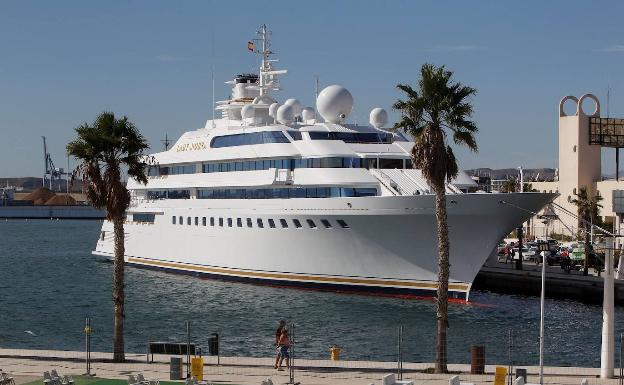 Atraca en el Puerto de Alicante un lujoso yate de un magnate saudí valorado en 200 millones de euros