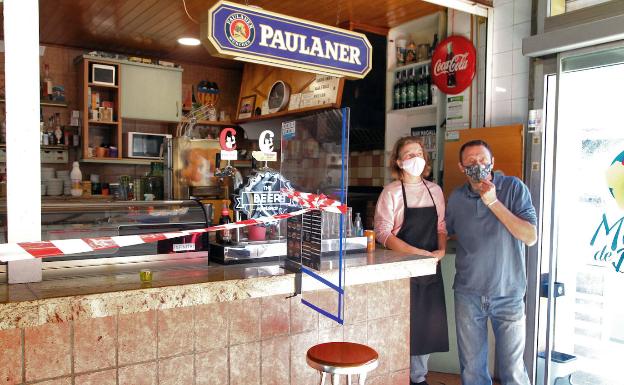 El toque de queda obliga a bajar las persianas de la mayoría de bares del Mercado en Dénia