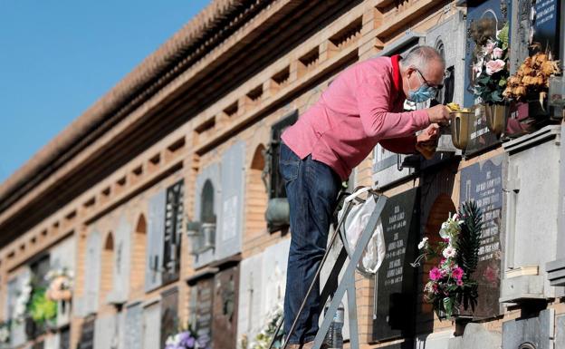 Valencia pide a los mayores que no visiten este fin de semana los cementerios