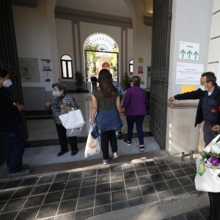 Valencia pide a los mayores que no visiten este fin de semana los cementerios