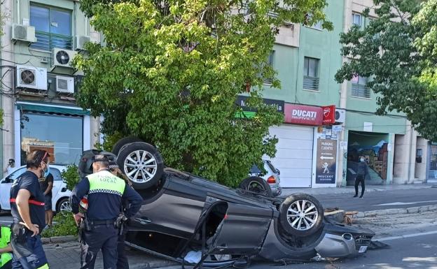 Herido un conductor en un aparatoso accidente en la avenida de Dénia de Alicante