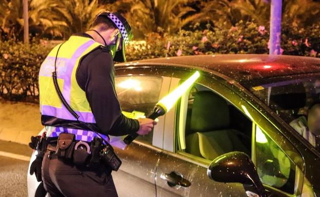 La Policía de Alicante impone 23 sanciones esta madrugada por saltarse el toque de queda