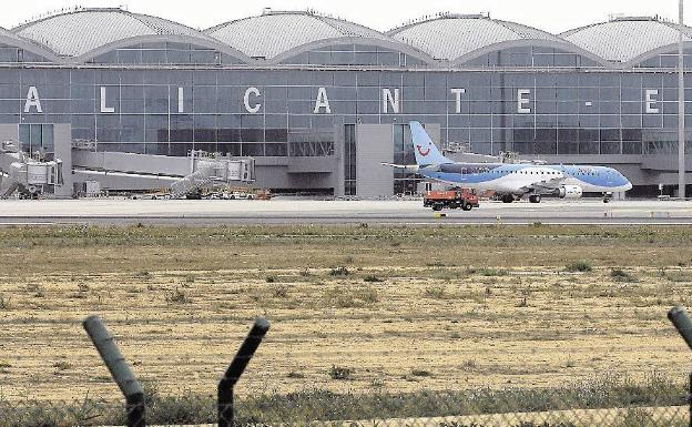 El aeropuerto de Alicante llevará el nombre de Miguel Hérnández