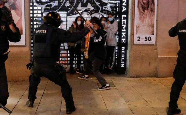 Siete detenidos y cinco policías heridos en una protesta contra las medidas anticovid en Valencia