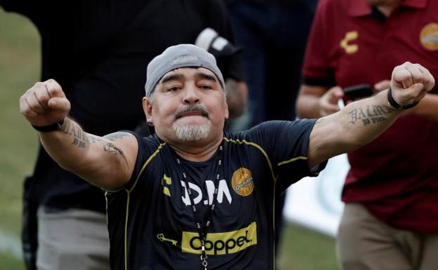 El mundo del fútbol sopla las 60 velas de Maradona