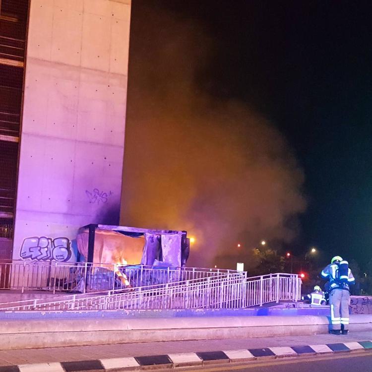 Un incendio agrava la ruina de la Torre Miramar de Valencia