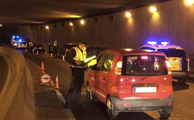 La Policía de Alicante impone 54 multas en la última madrugada por saltarse el toque de queda