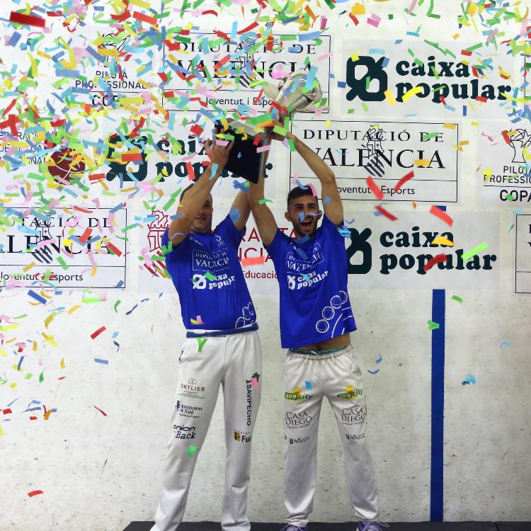Oliva corona a los nuevos reyes de Copas de la pilota