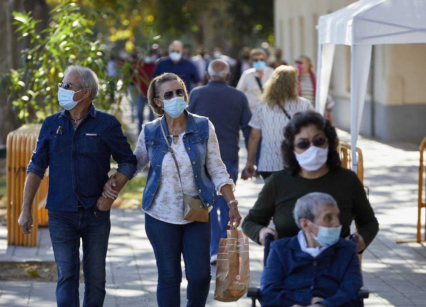 Fotos del día de Todos los Santos en los cementerios de Valencia