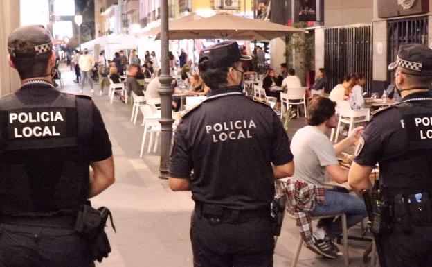 Detenido un menor en Alicante durante una madrugada de actos vandálicos en la ciudad