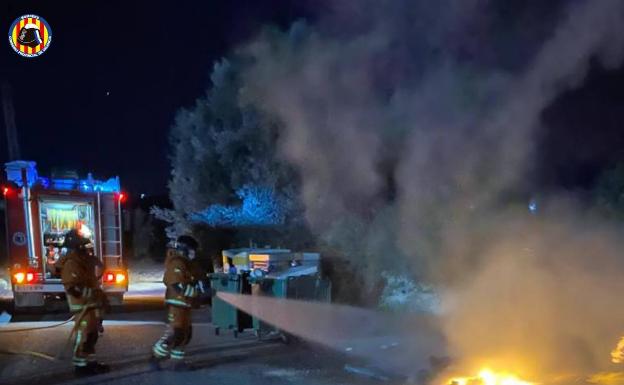 Contenedores incendiados y destrozos en otra noche violenta