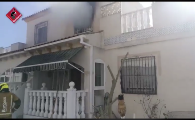 Una persona sufre quemaduras en el incendio de una vivienda en Torrevieja