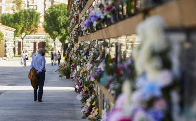 La pandemia vacía los cementerios en el día de Todos los Santos