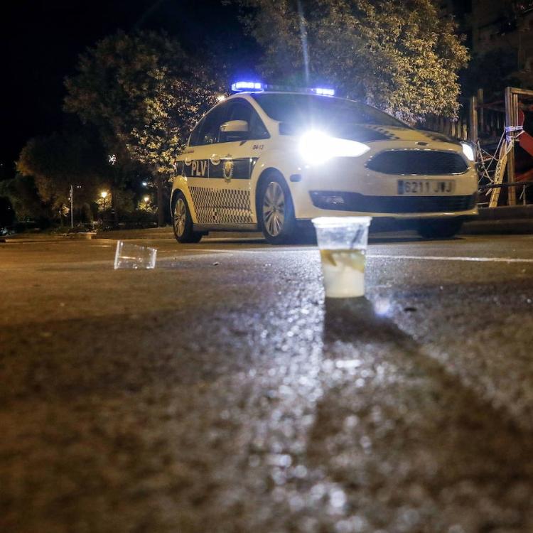 Llamamiento vecinal para alertar a la policía de las fiestas en los pisos