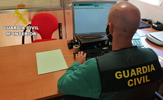 Un hombre estafa más de 9.000 euros a 35 mujeres haciéndose pasar por militar en redes sociales de citas