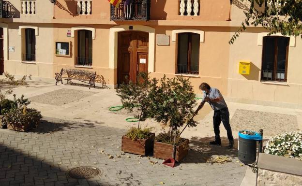 El alcalde que barre la plaza de su pueblo