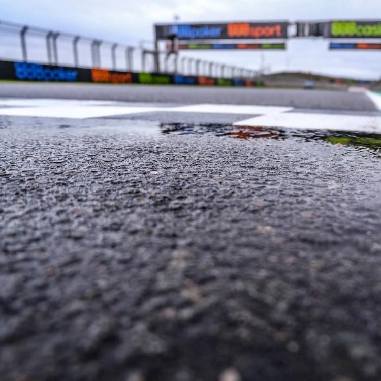 Atentos al asfalto y a Valentino en el inicio del Gran Premio de Europa en Cheste