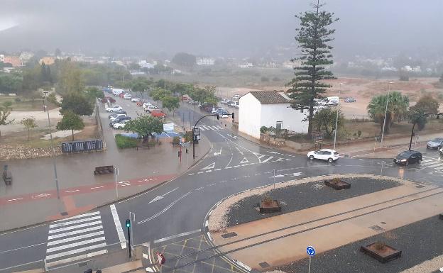 Primeros cortes de caminos en Dénia por la lluvia torrencial