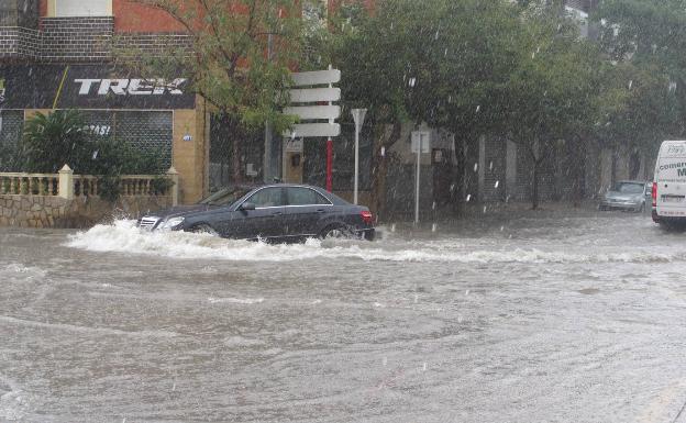 Las trombas de agua cortan caminos y calles en Dénia tras caer 92 litros en las últimas 12 horas